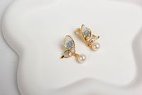 Boucles d'oreilles clous délicates en laiton plaqué or 18 carats avec motif papillon cubique, bijoux tendance pour femmes