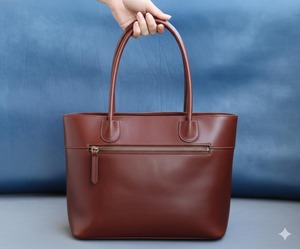 Bolso de Mano de Diseño en Cuero Genuino de Primera Calidad para Mujer, Estilo Elegante y Moderno para Uso Diario, Disponible para la Venta - Product Image 5