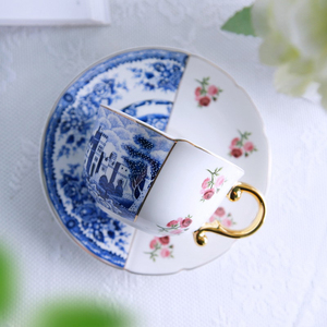 Tasse à thé et soucoupe en porcelaine vintage avec poignée dorée, motif floral bleu et blanc, pour le thé de l'après-midi - Product Image 4