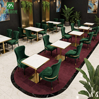 Ensemble de table et de chaises de restaurant commercial moderne, chaises en velours vert, plateau de table en marbre blanc, mobilier de café et d'hôtel