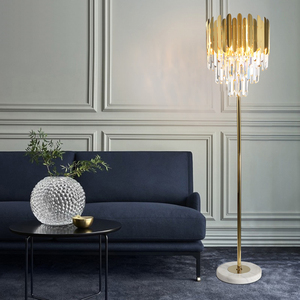 Support d'éclairage <span class=keywords><strong>Lampadaire</strong></span> en acier inoxydable plaqué avec pièces en cristal triangle transparent Dôme LED doré Offre Spéciale de gros oriental - Product Image 3