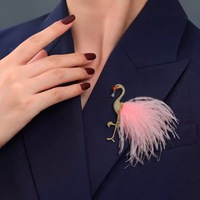 Sens du luxe, broche flamant rose plume, corsage délicat et haut de gamme pour femme, tempérament, épingle, personnalité, costumes, manteaux, accès