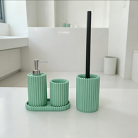 Ensemble d'accessoires de salle de bain élégants et écologiques en résine à nervures verticales cannelées, 4 pièces : distributeur de savon liquide, gobelet, brosse de toilette