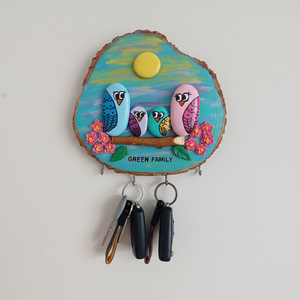 ศิลปะแนวร็อคของครอบครัวนกฮูกที่ทำด้วยมือบนแผ่นไม้มอบเสน่ห์ที่แปลกใหม่และมีสีสันมีจำหน่ายในราคาขายส่ง .. - Product Image 1