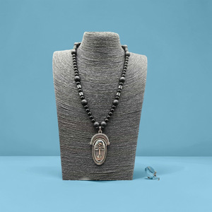 Collana con perline in legno, turchese e ematite nera naturale da 10 mm, con ciondolo in lega a forma di maschera tribale africana, stile boho - Product Image 3