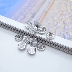 Boutons avec logo personnalisés Petits boutons ronds en métal pour la mode et la décoration Quatre pièces en alliage de zinc pour chemises et vêtements