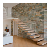 Escalier flottant moderne de luxe avec marches en bois et rampe en verre pour villa