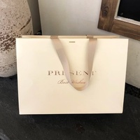 Tas Kado Kertas Putih Krim dengan Pegangan Pita Satin Putih, Logo Custom, Cetakan Bunga di Samping, Tas Belanja Vintage Boutique