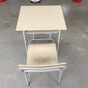 Ensemble bureau et chaise d'écolier 60x50x76 cm en métal, design minimaliste durable pour utilisation en classe - Product Image 3