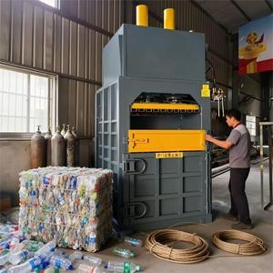 Presse à balles verticale hydraulique pour petits bacs carrés en plastique, carton et papier usagé - Product Image 1
