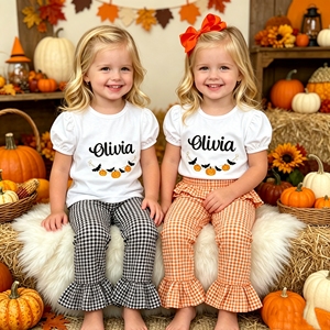 Completo autunnale per neonate e bambine, con maglietta ricamata con nome e motivo Halloween e pantaloni a zampa in vichy 2026 - Product Image 1