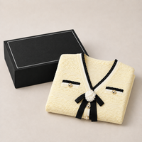 Ensemble deux pièces élégant en tricot contrasté pour femme, col en V, manches évasées, jupe courte à volants avec décor camélia