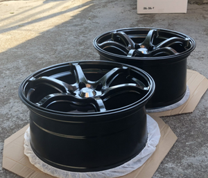 Cosmis Racing Roue noire avec rayons usinés 18x8.5/18x9.0 - Product Image 2