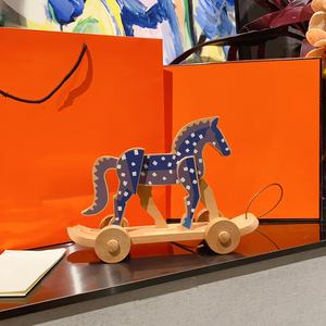 Petit pendentif de sac en bois de noyer noir, style européen Art Déco, design animal artisanal, décoration murale pour la maison - Product Image 2