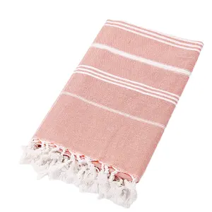 منشفة للشاطئ مخططة باللون الأبيض والوردي مصنوعة 100% من القطن، ومناشف تركية ممتصة يمكن تخصيصها