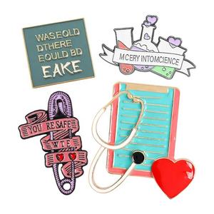 Vente en gros Fabrication d'emblèmes d'épingles mignonnes en émail personnalisées pour vêtements - Product Image 2