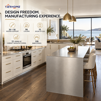 Armoires de cuisine modernes sur mesure en acier inoxydable 304 avec portes à panneaux plats et îlot, plan de travail résistant aux rayures pour villas côtières