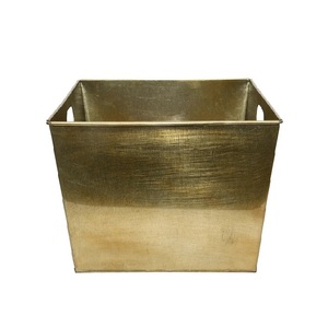 Jardinière décorative galvanisée Jardinières en métal de haute qualité pour la décoration intérieure Hôtels et Jardinières avec poignées en bois - Product Image 3