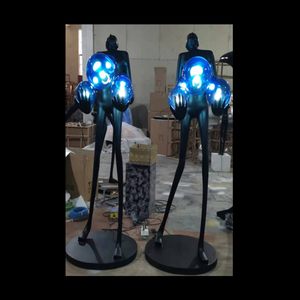 Lampe de sol sculpturale élégante, humanoïde tenant une boule lumineuse en forme de planète bleue, décoration pour hall d'hôtel, statue lumineuse - Product Image 3