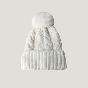 Bonnet tricoté personnalisé chaud et tendance pour femme avec pompon en fausse fourrure – Collection Hiver 2025 – Blanc et Noir - Product Image 6