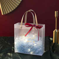 Sacs cadeaux personnalisés en PP transparent givré avec poignée en bois, sacs de shopping réutilisables transparents pour l'emballage de cadeaux avec logo personnalisé