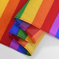 Écharpe carrée en polyester multicolore arc-en-ciel pour le Nouvel An et les occasions de mariage Accessoire de sport et de danse en plein air à la mode