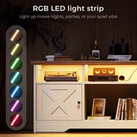Meuble TV style farmhouse avec éclairage LED RGB et multiprise intégrée, console multimédia de 59 pouces avec armoires à portes en X pour téléviseurs jusqu'à 65 pouces.