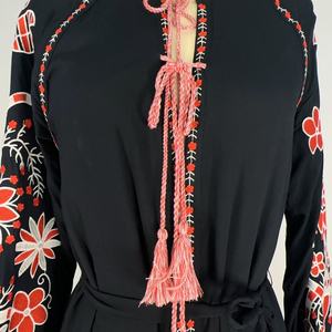 เดรสสไตล์เรโทรลายปักดอกไม้สไตล์ชนเผ่า งานปักหนาแน่น แขนยาว กระโปรงยาวปานกลาง ลายดอกไม้ - Product Image 4