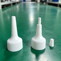 En stock Bouchon blanc uni 24 mm 24/410 en PP avec bec verseur long, bouchon torsadé en plastique