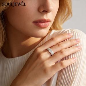 Anillo de Eternidad para Mujer Souljewel de Lujo, Chapado en Rodio, Plata 925, Moissanita, Corte Brillante Redondo, Engaste de Tres Hileras - Product Image 6