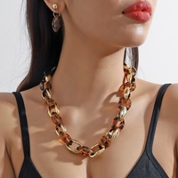 Nouvel ensemble collier et boucles d'oreilles tendance transfrontalier, long, en acrylique, avec chaîne en plastique et perles multicolores, au design épuré et audacieux, polyvalent