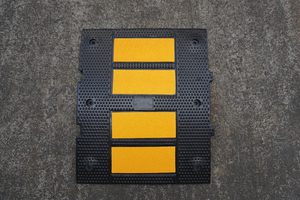 Dissuasori di velocità ad alta visibilità da 500 mm, prodotti per <span class=keywords><strong>la</strong></span> sicurezza stradale, dissuasori di velocità per aree residenziali, dissuasori stradali in gomma - Product Image 4
