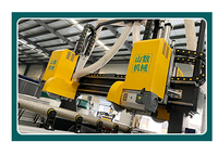 Ligne de production de panneaux de porte CNC à quatre voies avec convoyeur à rouleaux et équipement de découpe de chants à positionnement automatique