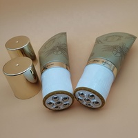 Tube en plastique de lotion pour le corps cosmétique avec rouleau de massage inoxydable