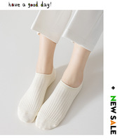 Chaussettes de sport respirantes pour femmes OEM personnalisées Chaussettes de bateau en coton antidérapantes Couleurs de motifs solides Logo de vente en gros Position du corps