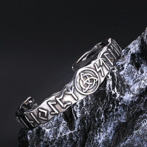 Neues Nordisches Wikinger Retro-Schriftzug Runen-Dreieck-Knoten Herren-Armband Modisches Persönliches Offenes Manschettenarmband aus Titanstahl - Product Image 3
