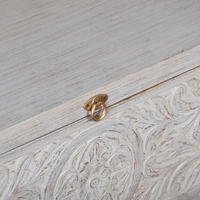Table basse en bois sculpté à la main avec pieds en métal doré, finition blanche vintage