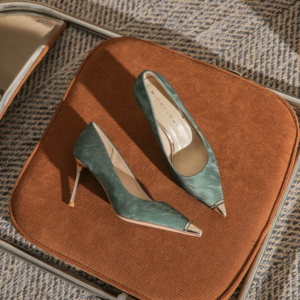 Chaussures de mariage légères en similicuir satiné à bout pointu, style escarpins à lacets, avec strass, collection Winter Evergreen Club - Product Image 3