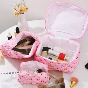 Многоцелевая стеганая Хлопковая сумка с красными вишневыми печатными логотипами, косметическая дорожная косметичка для женщин - Product Image 5