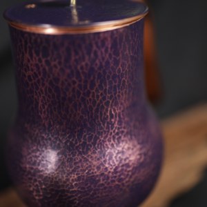Tetera <span class=keywords><strong>de</strong></span> café <span class=keywords><strong>de</strong></span> cobre puro martillado morado <span class=keywords><strong>de</strong></span> lujo hecha a mano, con cuello <span class=keywords><strong>de</strong></span> cisne y envoltura <span class=keywords><strong>de</strong></span> cuero, para regalo <span class=keywords><strong>de</strong></span> barista - Product Image 4