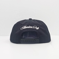 Topi Snapback 5 Panel Unisex Berkualitas Tinggi Tanpa Struktur Warna Hitam Bahan Nilon dengan Logo Bordir, Model Sporty dan Profil Rendah