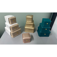 Boîte à bijoux élégante en cuir PU personnalisée avec décoration couronne pour bracelet, boucles d'oreilles et bague, idéale pour mariage et Saint-Valentin