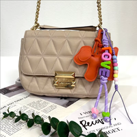 TOLKA Breloque de sac colorée en forme de cœur et de goutte d'eau, avec perles métalliques tressées à la main, style Dopamine Nature, motif clochette