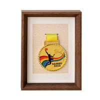 Boîte de présentation commémorative pour médailles de marathon et événements sportifs, en bois durable et écologique, avec plusieurs cadres pour photos de paysages, fleurs et animaux