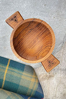 Quaich en bois traditionnel écossais avec sculptures celtiques, tasse peu profonde en bois pour whisky