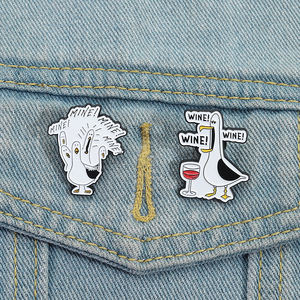 Gaviota gritando mina esmalte Pin dibujos animados pájaro de agua inspirado divertido broche solapa insignia joyería regalo para amigos - Product Image 1