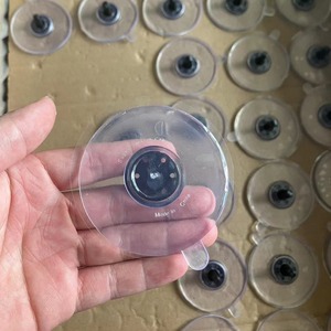 Ventouse en plastique transparent avec centre noir, fabriquée en Chine, pour application sur pare-brise - Product Image 1