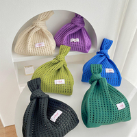Mini sacs à main de poignet pour femmes, faits main, économiques, tricotés en fil de t-shirt au crochet, à contraste de couleurs, style 'Colour Shopping'