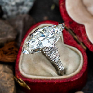 Anello di fidanzamento da donna con diamante taglio marquise in platino e pietre laterali a baguette, colore D naturale Q477 - Product Image 6