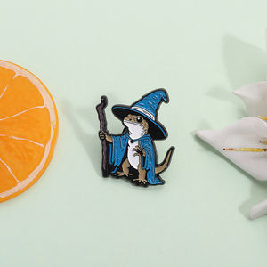 Hagedis Tovenaar Email Pin Schattig Reptiel Met Toverstaf Broche Dier Badge Sieraden Cadeau Voor Vrienden Groothandel - Product Image 2